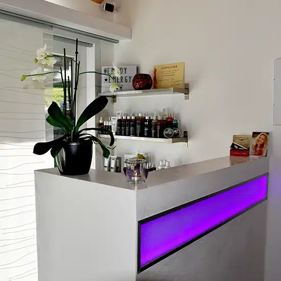 Accueil - Corinne Theler, coiffeuse énergétique en Valais, coupe énergétique à Chalais, soins capillaires naturels en Valais, décodage psychobiologique et coiffure, salon de coiffure naturel à Chalais, thérapie capillaire énergétique, coupe vibratoire selon Rémi Portrait, Coiffure holistique à Chalais, bien-être capillaire en Valais