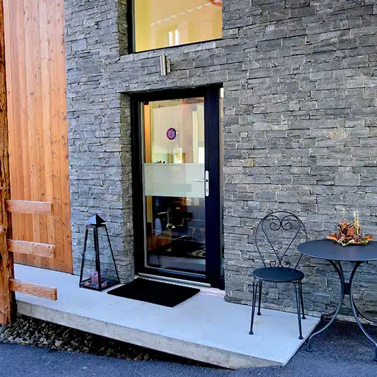 Salon coiffure - Corinne Theler, coiffeuse énergétique en Valais, coupe énergétique à Chalais, soins capillaires naturels en Valais, décodage psychobiologique et coiffure, salon de coiffure naturel à Chalais, thérapie capillaire énergétique, coupe vibratoire selon Rémi Portrait, Coiffure holistique à Chalais, bien-être capillaire en Valais
