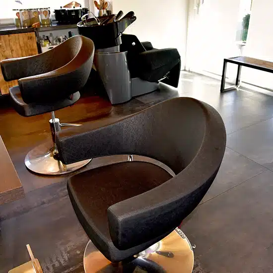 Salon coiffure - Corinne Theler, coiffeuse énergétique en Valais, coupe énergétique à Chalais, soins capillaires naturels en Valais, décodage psychobiologique et coiffure, salon de coiffure naturel à Chalais, thérapie capillaire énergétique, coupe vibratoire selon Rémi Portrait, Coiffure holistique à Chalais, bien-être capillaire en Valais